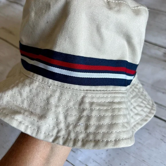 SOLD … FILA Bucket hat - Picture 2 of 7